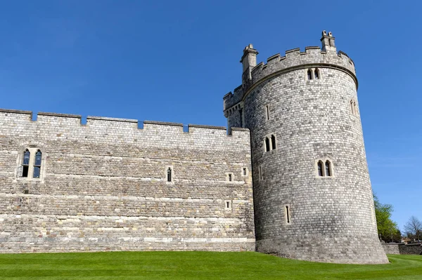 Windsor, İngiltere - Nisan 2018: Kule ve Windsor Sarayı, royal residence adlı Windsor Berkshire county, İngiltere, İngiltere'de Kral Henry Viii Kapısı yakınındaki duvara 