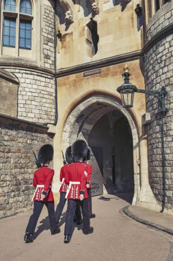Windsor, İngiltere - Nisan 2018: Windsor Kalesi, royal residence adlı Windsor Berkshire county, İngiltere, İngiltere'de Norman kapısında değiştirme koru