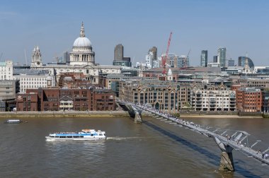 Londra, İngiltere - Nisan 2018: Londra Millennium Köprüsü, Asma Yaya Köprüsü Bankside şehir Londra, Londra ve St Paul Katedrali arka planda görüldü manzarası ile ile bağlama Thames Nehri geçerken yayalar için