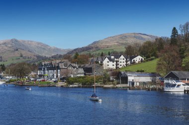 Güney Lakeland, İngiltere - Nisan 2018: Ambleside, Windermere Gölü Göl İlçe Milli Parkı içinde İngiltere'de başında bulunan bir küçük göl ilçedir