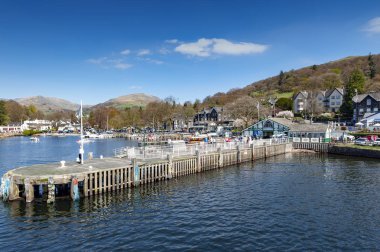 Güney Lakeland, İngiltere - Nisan 2018: Waterhead iskelede Ambleside, Windermere Gölü içinde Lake District Milli Parkı İngiltere'de başında bulunan bir göl ilçedir