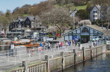 Güney Lakeland, İngiltere - Nisan 2018: Waterhead iskelede Ambleside, Windermere Gölü içinde Lake District Milli Parkı İngiltere'de başında bulunan bir göl ilçedir