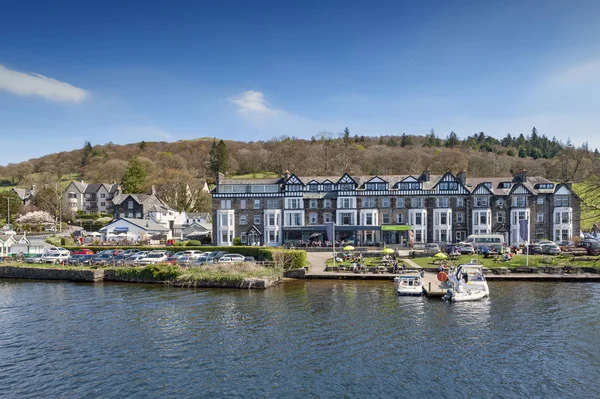 Güney Lakeland, İngiltere - Nisan 2018: Ambleside, Windermere Gölü Göl İlçe Milli Parkı içinde İngiltere'de başında bulunan bir küçük göl ilçedir