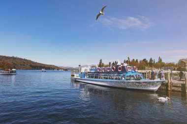 Güney Lakeland, İngiltere - Nisan 2018: Bowness-on-Windermere, Windermere Lake District, İngiltere'de kıyısında küçük turistik tatil beldesi, Bowness İskele kiralama ve Turizm için tekne ile yolculuk