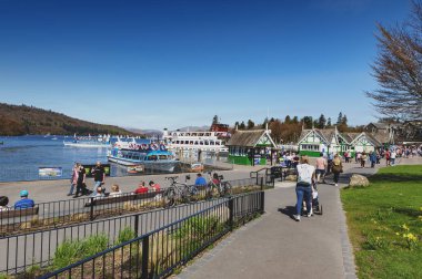 Güney Lakeland, İngiltere - Nisan 2018: Bowness-on-Windermere, Windermere Lake District, İngiltere'de kıyısında küçük turistik tatil beldesi, Bowness İskele kiralama ve Turizm için tekne ile yolculuk