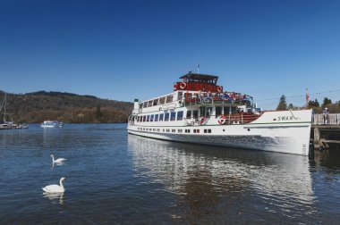 Güney Lakeland, İngiltere - Nisan 2018: Bowness-on-Windermere, Windermere Lake District, İngiltere'de kıyısında küçük turistik tatil beldesi, Bowness İskele kiralama ve Turizm için tekne ile yolculuk