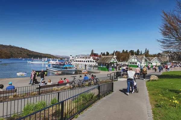Güney Lakeland, İngiltere - Nisan 2018: Bowness-on-Windermere, Windermere Lake District, İngiltere'de kıyısında küçük turistik tatil beldesi, Bowness İskele kiralama ve Turizm için tekne ile yolculuk