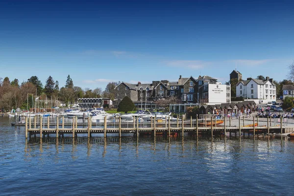 Güney Lakeland, İngiltere - Nisan 2018: Bowness-on-Windermere, Windermere Lake District, İngiltere'de kıyısında küçük turistik tatil beldesi, Bowness İskele kiralama ve Turizm için tekne ile yolculuk