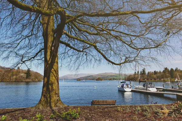 Güney Lakeland, İngiltere - Nisan 2018: Güzel Bowness Windermere Bowness-on-Windermere, Lake District, İngiltere'de bir küçük turistik tatil beldesi, bankadan gördün mü Bay