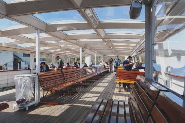 Güney Lakeland, İngiltere - Nisan 2018: tekne keyfi turist Lake Windermere Bowness-on-Windermere Ambleside için yaz gününde Lake District, İngiltere'de seyir