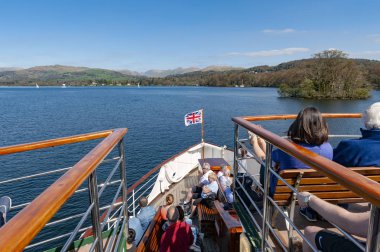 Güney Lakeland, İngiltere - Nisan 2018: tekne keyfi turist Lake Windermere Bowness-on-Windermere Ambleside için yaz gününde Lake District, İngiltere'de seyir