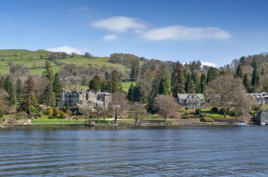 Lake Windermere doğal Göller Bölgesi Milli Parkı'nda, Güney Lakeland, North West England, İngiltere kıyısında yer alan güzel göl Köyü