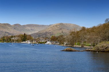 Lake Windermere doğal Göller Bölgesi Milli Parkı'nda, Güney Lakeland, North West England, İngiltere kıyısında yer alan güzel göl Köyü