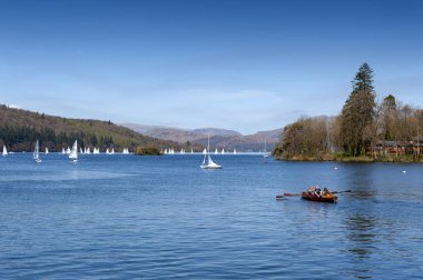 Güney Lakeland, İngiltere - Nisan 2018: Turist kürek teknesinde Lake District Milli Parkı, Kuzey Batı İngiltere, İngiltere'de doğal Lake Windermere