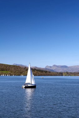 Güney Lakeland, İngiltere - Nisan 2018: Yelkenli bir tekne yarışı Event'de Lake Windermere Gölü bölgesi Milli Park, Kuzey Batı İngiltere, İngiltere'de yarış