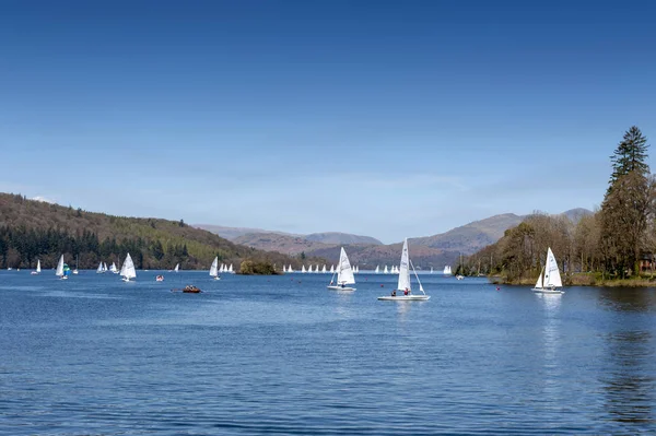 Güney Lakeland, İngiltere - Nisan 2018: Yelkenli bir tekne yarışı Event'de Lake Windermere Gölü bölgesi Milli Park, Kuzey Batı İngiltere, İngiltere'de yarış