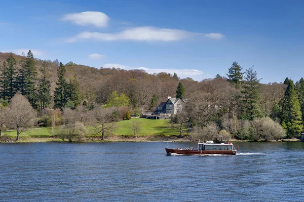 Güney Lakeland, İngiltere - Nisan 2018: Doğal göl cruise bir vintage ahşap tekne ile Lake Windermere Lake District Milli Parkı, Kuzey Batı İngiltere, İngiltere'de