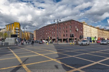 Edinburgh, İskoçya - Nisan 2018: 19. yüzyılın Victoria kiralık daire ve Tollcross, güneyde Edinburgh, İskoçya, İngiltere'de şehir merkezinin batısında bir ana yol kavşağı üzerinde tarihi binalar