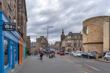 Edinburgh, İskoçya - Nisan 2018: George IV Köprüsü, yükseltilmiş sokak manzaralı Royal Mile ve coppered-kubbe şehir merkezi Edinburgh, İskoçya, İngiltere'de Bank of Scotland karargahı doğru yanında tarihi binalar