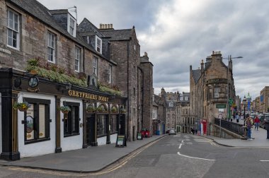 Edinburgh, İskoçya - Nisan 2018: George IV Bridge şehir merkezi Edinburgh, İskoçya, İngiltere'de tarihi binaları ile Candlemaker satır Street doğru görünümünden