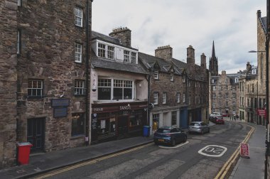 Edinburgh, İskoçya - Nisan 2018: George IV Bridge şehir merkezi Edinburgh, İskoçya, İngiltere'de tarihi binaları ile Candlemaker satır Street doğru görünümünden