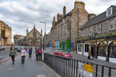 Edinburgh, İskoçya - Nisan 2018: George IV köprü görünümü doğru Bedlam eski Neo-Gotik kilise şehir merkezi Edinburgh, İskoçya, İngiltere'de yer alan tiyatro tarihi binaları ile yükseltilmiş sokak