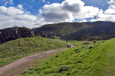 Arthur Seat kadar çimenli yamaçları üzerinden bir dağcılık rota, Holyrood Park, İskoçya, İngiltere Edinburgh en yüksek noktasında yer alan
