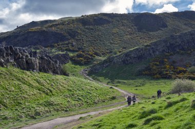 Arthur Seat kadar çimenli yamaçları üzerinden bir dağcılık rota, Holyrood Park, İskoçya, İngiltere Edinburgh en yüksek noktasında yer alan