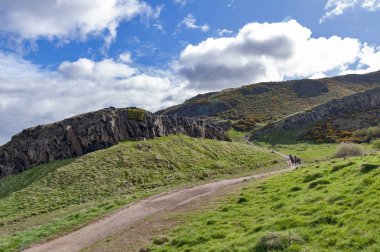Arthur Seat kadar çimenli yamaçları üzerinden bir dağcılık rota, Holyrood Park, İskoçya, İngiltere Edinburgh en yüksek noktasında yer alan