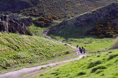 Arthur Seat kadar çimenli yamaçları üzerinden bir dağcılık rota, Holyrood Park, İskoçya, İngiltere Edinburgh en yüksek noktasında yer alan