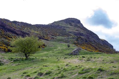 Arthur Seat kadar çimenli yamaçları üzerinden bir dağcılık rota, Holyrood Park, İskoçya, İngiltere Edinburgh en yüksek noktasında yer alan