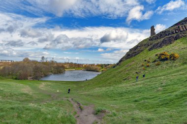 Arthur Seat kadar çimenli yamaçları üzerinden bir dağcılık rota, Holyrood Park, İskoçya, İngiltere Edinburgh en yüksek noktasında yer alan