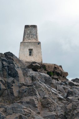 Holyrood Park Edinburgh, İskoçya, İngiltere'de en yüksek noktası Edinburgh taş Simgesel Yapı Anıtı Arthur koltuğun zirvesinde yer