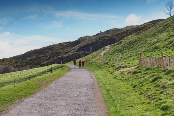 Arthur Seat kadar çimenli yamaçları üzerinden bir dağcılık rota, Holyrood Park, İskoçya, İngiltere Edinburgh en yüksek noktasında yer alan