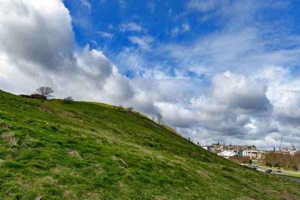 Arthur Seat kadar çimenli yamaçları üzerinden bir dağcılık rota, Holyrood Park, İskoçya, İngiltere Edinburgh en yüksek noktasında yer alan