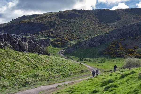 Arthur Seat kadar çimenli yamaçları üzerinden bir dağcılık rota, Holyrood Park, İskoçya, İngiltere Edinburgh en yüksek noktasında yer alan