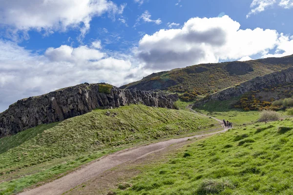 Arthur Seat kadar çimenli yamaçları üzerinden bir dağcılık rota, Holyrood Park, İskoçya, İngiltere Edinburgh en yüksek noktasında yer alan