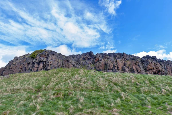 Arthur Seat kadar çimenli yamaçları üzerinden bir dağcılık rota, Holyrood Park, İskoçya, İngiltere Edinburgh en yüksek noktasında yer alan