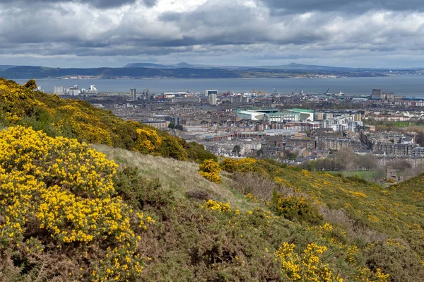 Edinburgh şehir Arthur koltuk, Edinburgh en yüksek noktasında Kuzey Denizi kıyı alanı doğru görünümünü Holyrood Park, İskoçya, İngiltere'de bulunan