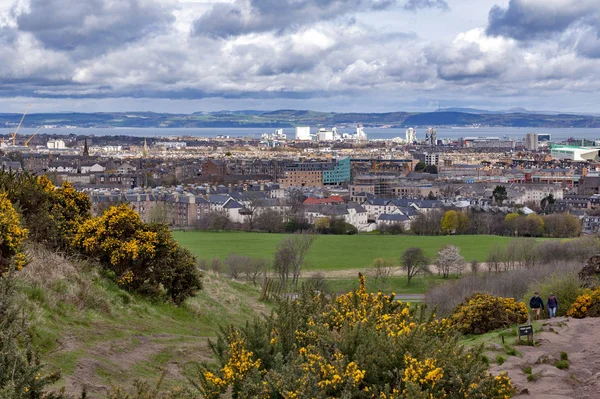 Edinburgh şehir Arthur koltuk, Edinburgh en yüksek noktasında Kuzey Denizi kıyı alanı doğru görünümünü Holyrood Park, İskoçya, İngiltere'de bulunan