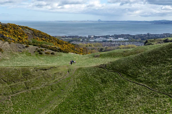 Arthur Seat kadar çimenli yamaçları üzerinden bir dağcılık rota, Holyrood Park, İskoçya, İngiltere Edinburgh en yüksek noktasında yer alan
