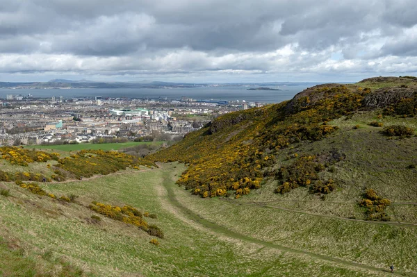 Edinburgh şehir Arthur koltuk, Edinburgh en yüksek noktasında Kuzey Denizi kıyı alanı doğru görünümünü Holyrood Park, İskoçya, İngiltere'de bulunan