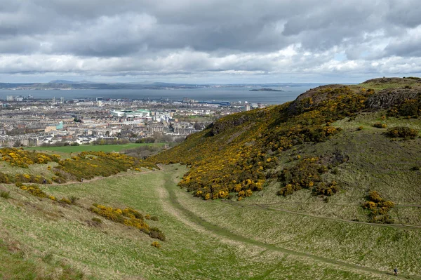 Utsikt Över Edinburgh City Mot Kustområdet Nordsjön Från Arthur Seat — Stockfoto