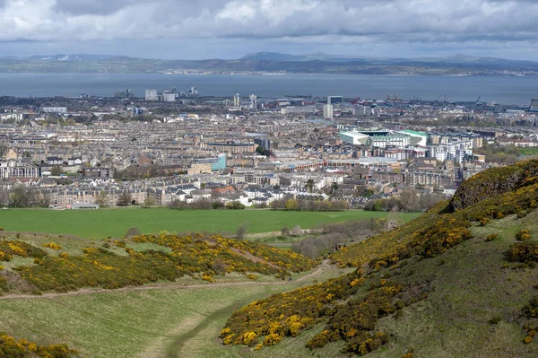 Edinburgh şehir Arthur koltuk, Edinburgh en yüksek noktasında Kuzey Denizi kıyı alanı doğru görünümünü Holyrood Park, İskoçya, İngiltere'de bulunan