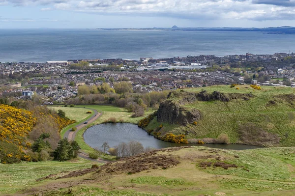 Edinburgh şehir Arthur koltuk, Edinburgh en yüksek noktasında Kuzey Denizi kıyı alanı doğru görünümünü Holyrood Park, İskoçya, İngiltere'de bulunan