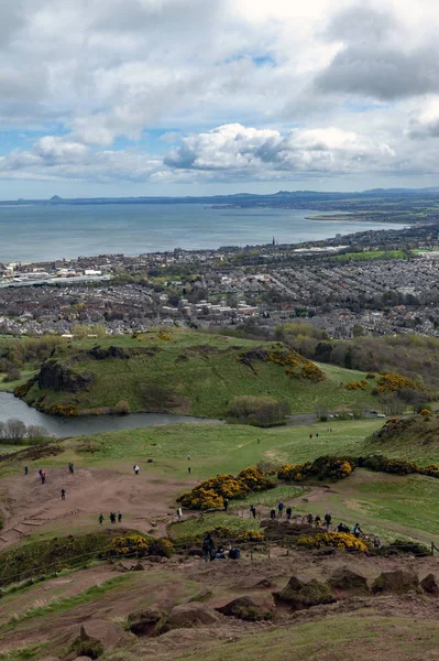 Edinburgh şehir Arthur koltuk, Edinburgh en yüksek noktasında Kuzey Denizi kıyı alanı doğru görünümünü Holyrood Park, İskoçya, İngiltere'de bulunan