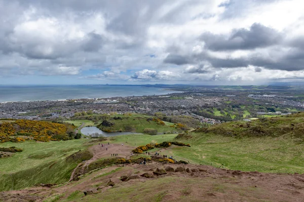 Utsikt Över Edinburgh City Mot Kustområdet Nordsjön Från Arthur Seat — Stockfoto