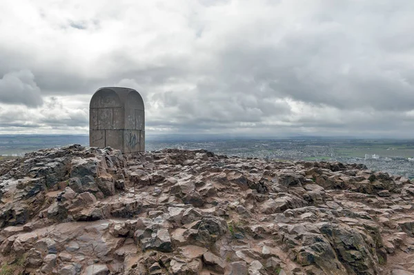 Das Steinerne Denkmal Auf Dem Gipfel Des Arthur Sitzes Der — Stockfoto