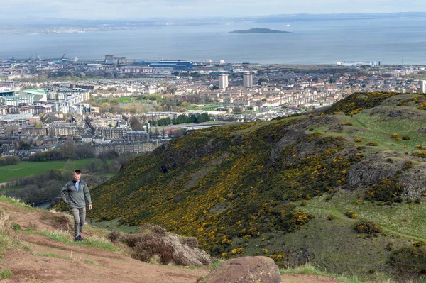 Holyrood Park, İskoçya, İngiltere dağcılık rota Arthurs koltuk, en yüksek noktası Edinburgh kadar hills çimenli yamaçları yürüyüş turistik yer
