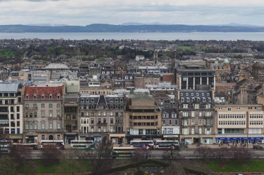 Edinburgh, İskoçya - Nisan 2018: Prenses caddesine doğru Kuzey Edinburgh Esplanade kaleden görüldüğü gibi Denizi üzerinde klasik İskoç binaları ile eski şehrin Edinburgh Cityscape